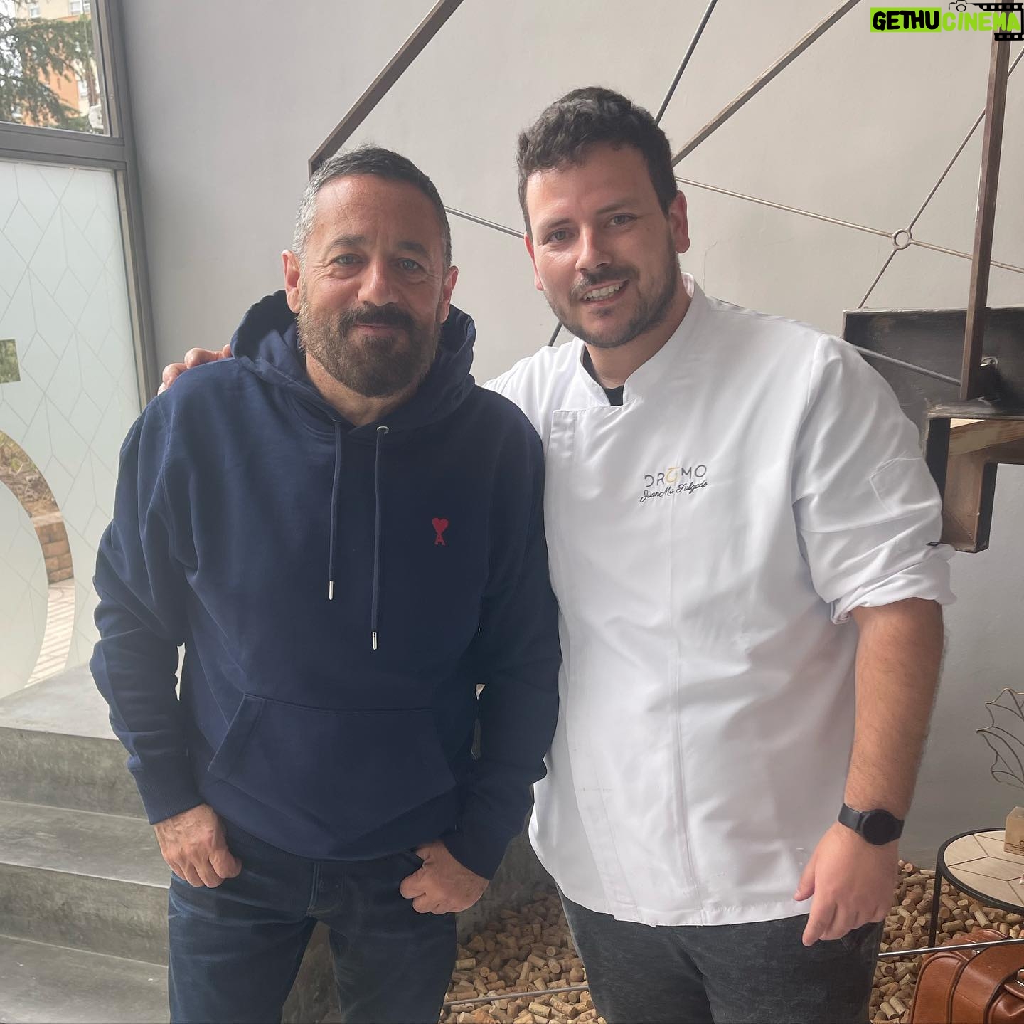 Pepón Nieto - 1.6K Likes - Hoy en Badajoz he tenido el honor de inaugurar la barra del chef del Restaurante Dromo @dromo_bdjz de la mano del talentoso @juanma_dromo Un viaje gastronómico que no te puedes perder si estás en Extremadura. Esto es lo bueno de las giras, poder visitar a los amigos y disfrutar de la gastronomía y de la buena mano de gente tan enamorada de la cocina como JuanMa. Gracias por abrirnos tu casa y darnos gloria. ❤️