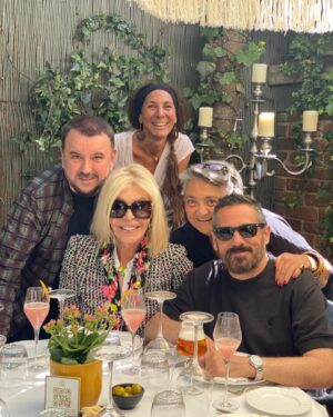 Pepón Nieto Instagram - Feliz cumpleaños @elenabenarrochyo Es tu cumpleaños pero tú eres el regalo. Que alegría tenerte siempre cerca ❤️ Aunque solo estemos en la foto @thedevilisawoman @felixsabroso @yaellagazelle  @elenabenarrochyo y yo, somos muchos más.