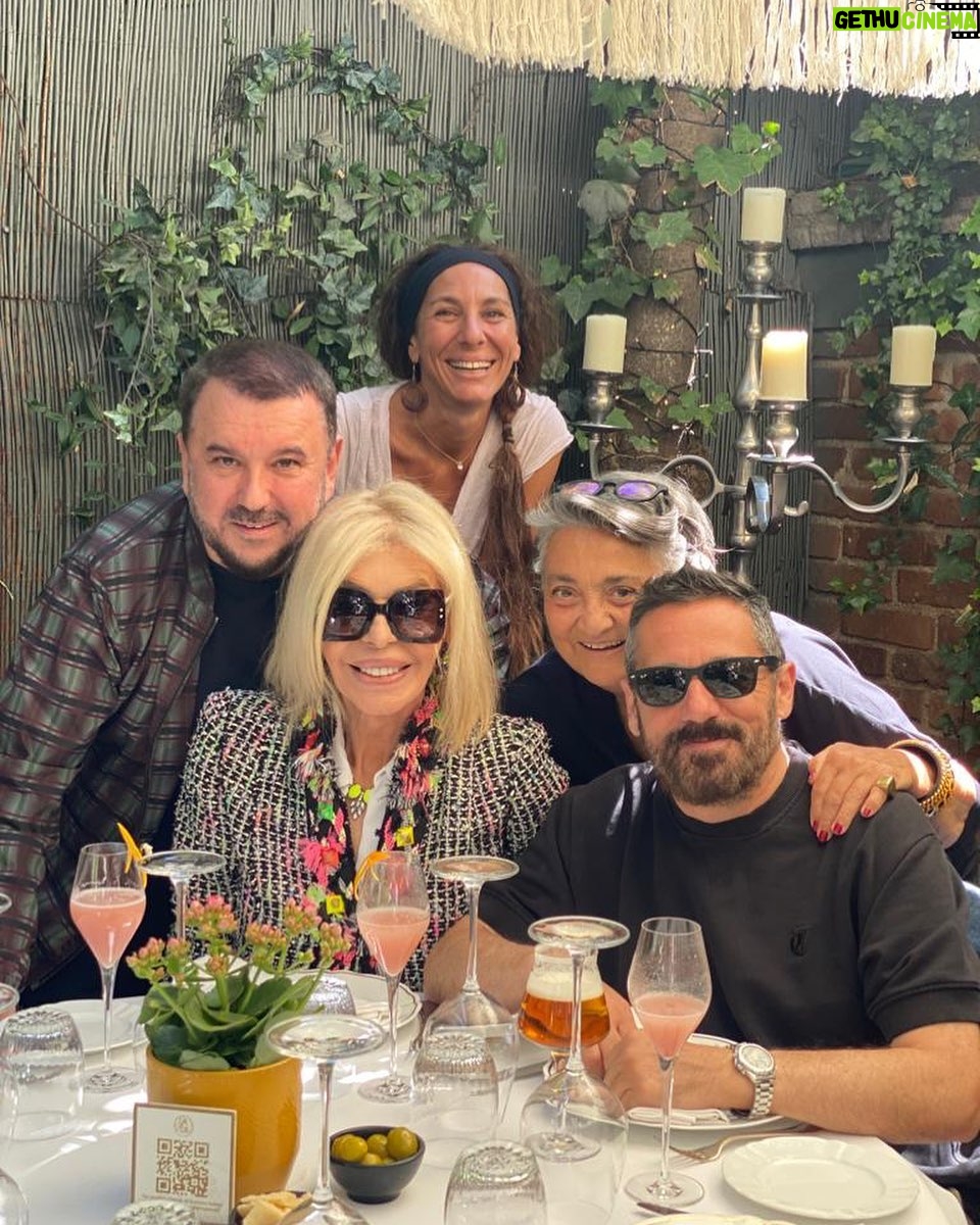 Pepón Nieto - 2.5K Likes - Feliz cumpleaños @elenabenarrochyo Es tu cumpleaños pero tú eres el regalo. Que alegría tenerte siempre cerca ❤️ Aunque solo estemos en la foto @thedevilisawoman @felixsabroso @yaellagazelle @elenabenarrochyo y yo, somos muchos más.