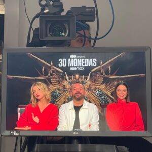 Pepón Nieto Instagram - El 23 llega la segunda temporada de 30 MONEDAS a las pantallas de @hbomaxes Que suerte hacer la promoción con mis colegas @najwanimri y @macarenagomezofficial Gracias @alexdelaiglesia y @pokeepsie_films por el regalo ❤️ @dypcomunicacion