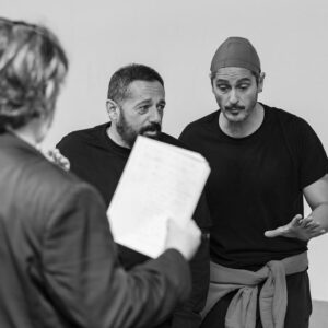Pepón Nieto Instagram - Pues ya puedo contarlo. Este verano volveré al @festivaldemerida con LA COMEDIA DE LOS ERRORES de Shakespeare. Dirigida por Andrés Lima @lima5853 y con unos compañeros de lujo. @pagudo @rulo_pardo @victor_clavijo_actor @estebanngarrido y @mravelain Vuelvo a embarcarme en una producción propia, ya sé que producir teatro es un deporte de riesgo, pero es el único deporte que practico. Gracias una vez más al @festivaldemerida por la confianza depositada en mí y en mi productora. Y gracias al apoyo impagable de @cimarroj Estaremos del 2 al 6 de agosto en el maravilloso Teatro Romano de Merida y a partir de ahí llevaremos nuestro espectáculo de gira por todo el país. Las entradas ya están a la venta en la web del @festivaldemerida Os dejo las imágenes de los primeros talleres y ensayos de la función. Nos vemos en los teatros!!!! ❤️