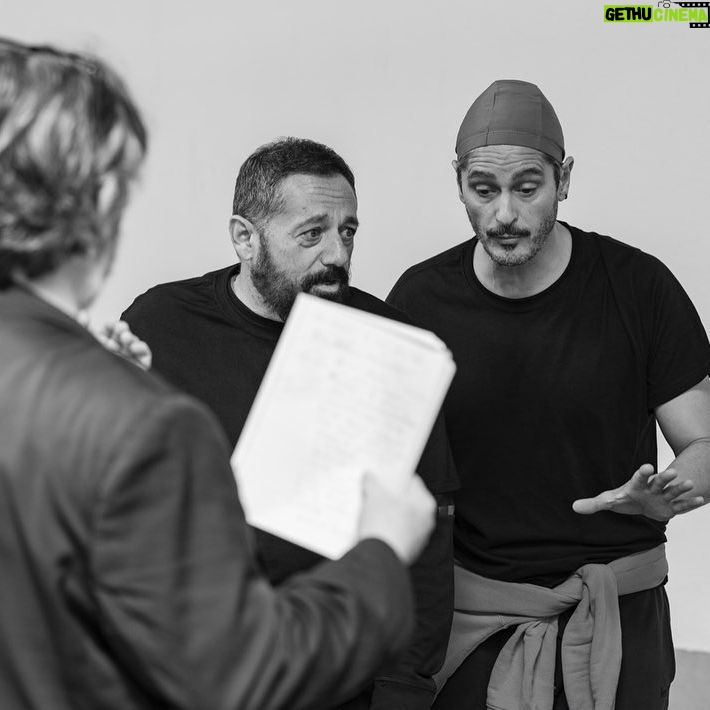 Pepón Nieto - 1.5K Likes - Pues ya puedo contarlo. Este verano volveré al @festivaldemerida con LA COMEDIA DE LOS ERRORES de Shakespeare. Dirigida por Andrés Lima @lima5853 y con unos compañeros de lujo. @pagudo @rulo_pardo @victor_clavijo_actor @estebanngarrido y @mravelain Vuelvo a embarcarme en una producción propia, ya sé que producir teatro es un deporte de riesgo, pero es el único deporte que practico. Gracias una vez más al @festivaldemerida por la confianza depositada en mí y en mi productora. Y gracias al apoyo impagable de @cimarroj Estaremos del 2 al 6 de agosto en el maravilloso Teatro Romano de Merida y a partir de ahí llevaremos nuestro espectáculo de gira por todo el país. Las entradas ya están a la venta en la web del @festivaldemerida Os dejo las imágenes de los primeros talleres y ensayos de la función. Nos vemos en los teatros!!!! ❤️