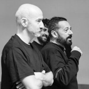 Pepón Nieto Instagram - Pues ya puedo contarlo. Este verano volveré al @festivaldemerida con LA COMEDIA DE LOS ERRORES de Shakespeare. Dirigida por Andrés Lima @lima5853 y con unos compañeros de lujo. @pagudo @rulo_pardo @victor_clavijo_actor @estebanngarrido y @mravelain Vuelvo a embarcarme en una producción propia, ya sé que producir teatro es un deporte de riesgo, pero es el único deporte que practico. Gracias una vez más al @festivaldemerida por la confianza depositada en mí y en mi productora. Y gracias al apoyo impagable de @cimarroj Estaremos del 2 al 6 de agosto en el maravilloso Teatro Romano de Merida y a partir de ahí llevaremos nuestro espectáculo de gira por todo el país. Las entradas ya están a la venta en la web del @festivaldemerida Os dejo las imágenes de los primeros talleres y ensayos de la función. Nos vemos en los teatros!!!! ❤️