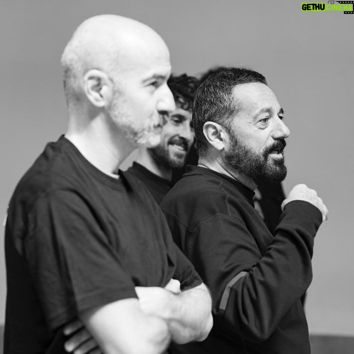 Pepón Nieto - 1.5K Likes - Pues ya puedo contarlo. Este verano volveré al @festivaldemerida con LA COMEDIA DE LOS ERRORES de Shakespeare. Dirigida por Andrés Lima @lima5853 y con unos compañeros de lujo. @pagudo @rulo_pardo @victor_clavijo_actor @estebanngarrido y @mravelain Vuelvo a embarcarme en una producción propia, ya sé que producir teatro es un deporte de riesgo, pero es el único deporte que practico. Gracias una vez más al @festivaldemerida por la confianza depositada en mí y en mi productora. Y gracias al apoyo impagable de @cimarroj Estaremos del 2 al 6 de agosto en el maravilloso Teatro Romano de Merida y a partir de ahí llevaremos nuestro espectáculo de gira por todo el país. Las entradas ya están a la venta en la web del @festivaldemerida Os dejo las imágenes de los primeros talleres y ensayos de la función. Nos vemos en los teatros!!!! ❤️