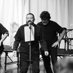 Pepón Nieto Instagram - Pues ya puedo contarlo. Este verano volveré al @festivaldemerida con LA COMEDIA DE LOS ERRORES de Shakespeare. Dirigida por Andrés Lima @lima5853 y con unos compañeros de lujo. @pagudo @rulo_pardo @victor_clavijo_actor @estebanngarrido y @mravelain Vuelvo a embarcarme en una producción propia, ya sé que producir teatro es un deporte de riesgo, pero es el único deporte que practico. Gracias una vez más al @festivaldemerida por la confianza depositada en mí y en mi productora. Y gracias al apoyo impagable de @cimarroj Estaremos del 2 al 6 de agosto en el maravilloso Teatro Romano de Merida y a partir de ahí llevaremos nuestro espectáculo de gira por todo el país. Las entradas ya están a la venta en la web del @festivaldemerida Os dejo las imágenes de los primeros talleres y ensayos de la función. Nos vemos en los teatros!!!! ❤️