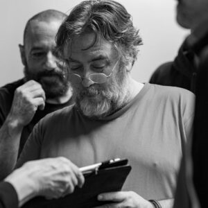 Pepón Nieto Instagram - Pues ya puedo contarlo. Este verano volveré al @festivaldemerida con LA COMEDIA DE LOS ERRORES de Shakespeare. Dirigida por Andrés Lima @lima5853 y con unos compañeros de lujo. @pagudo @rulo_pardo @victor_clavijo_actor @estebanngarrido y @mravelain Vuelvo a embarcarme en una producción propia, ya sé que producir teatro es un deporte de riesgo, pero es el único deporte que practico. Gracias una vez más al @festivaldemerida por la confianza depositada en mí y en mi productora. Y gracias al apoyo impagable de @cimarroj Estaremos del 2 al 6 de agosto en el maravilloso Teatro Romano de Merida y a partir de ahí llevaremos nuestro espectáculo de gira por todo el país. Las entradas ya están a la venta en la web del @festivaldemerida Os dejo las imágenes de los primeros talleres y ensayos de la función. Nos vemos en los teatros!!!! ❤️