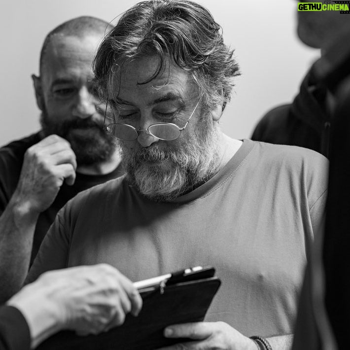 Pepón Nieto - 1.5K Likes - Pues ya puedo contarlo. Este verano volveré al @festivaldemerida con LA COMEDIA DE LOS ERRORES de Shakespeare. Dirigida por Andrés Lima @lima5853 y con unos compañeros de lujo. @pagudo @rulo_pardo @victor_clavijo_actor @estebanngarrido y @mravelain Vuelvo a embarcarme en una producción propia, ya sé que producir teatro es un deporte de riesgo, pero es el único deporte que practico. Gracias una vez más al @festivaldemerida por la confianza depositada en mí y en mi productora. Y gracias al apoyo impagable de @cimarroj Estaremos del 2 al 6 de agosto en el maravilloso Teatro Romano de Merida y a partir de ahí llevaremos nuestro espectáculo de gira por todo el país. Las entradas ya están a la venta en la web del @festivaldemerida Os dejo las imágenes de los primeros talleres y ensayos de la función. Nos vemos en los teatros!!!! ❤️