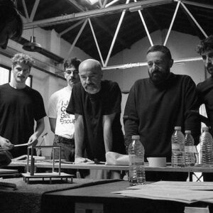 Pepón Nieto Instagram - Pues ya puedo contarlo. Este verano volveré al @festivaldemerida con LA COMEDIA DE LOS ERRORES de Shakespeare. Dirigida por Andrés Lima @lima5853 y con unos compañeros de lujo. @pagudo @rulo_pardo @victor_clavijo_actor @estebanngarrido y @mravelain Vuelvo a embarcarme en una producción propia, ya sé que producir teatro es un deporte de riesgo, pero es el único deporte que practico. Gracias una vez más al @festivaldemerida por la confianza depositada en mí y en mi productora. Y gracias al apoyo impagable de @cimarroj Estaremos del 2 al 6 de agosto en el maravilloso Teatro Romano de Merida y a partir de ahí llevaremos nuestro espectáculo de gira por todo el país. Las entradas ya están a la venta en la web del @festivaldemerida Os dejo las imágenes de los primeros talleres y ensayos de la función. Nos vemos en los teatros!!!! ❤️