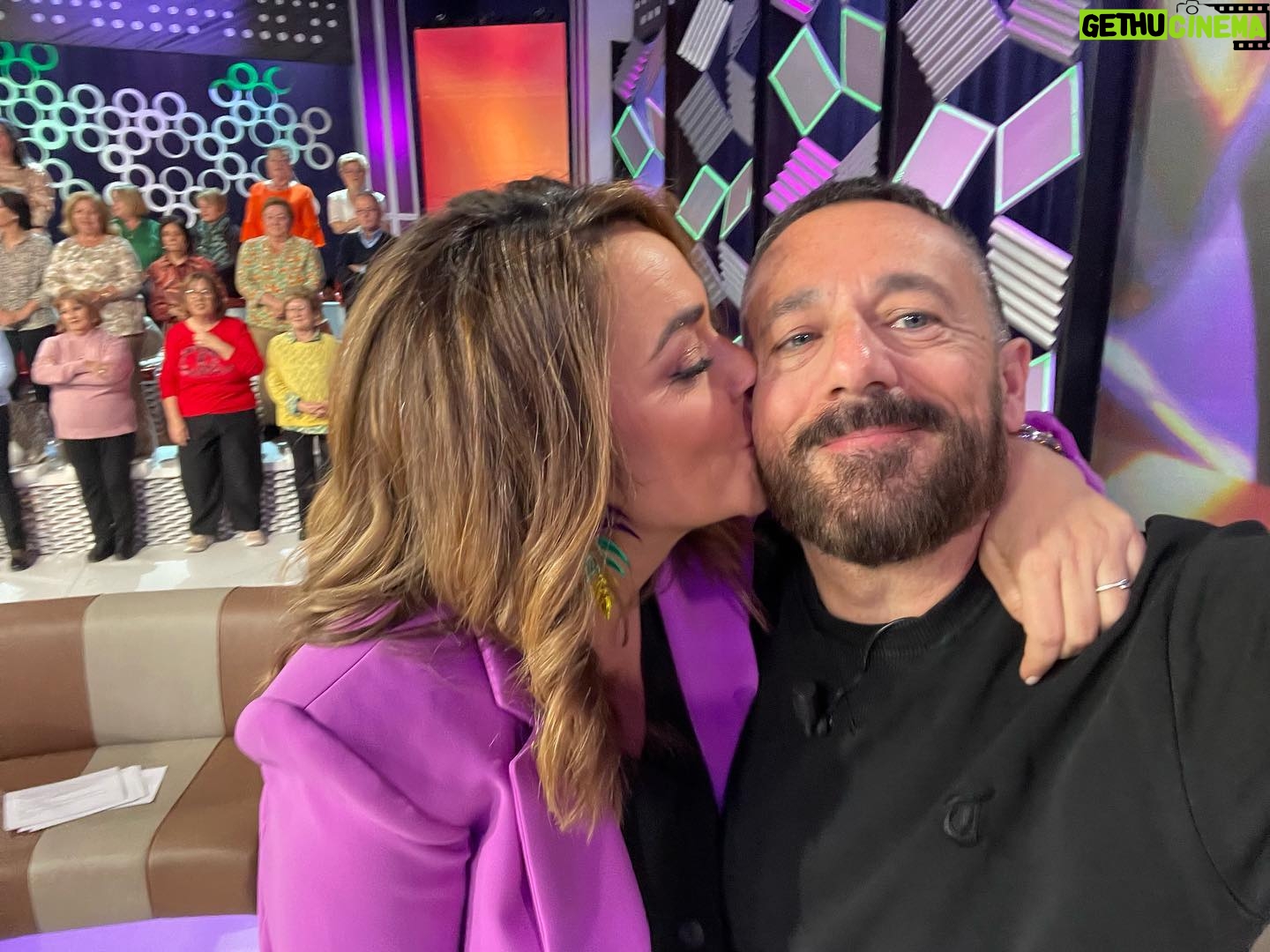Pepón Nieto - 1.6K Likes - Que bien me lo he pasado hoy en @canalsurtv Gracias querida @tmoreno73 por abrirme las puertas de tu casa. Que programa mas chulo tienes y que gusto verte currar de cerca, que bien lo haces amiga. Y que bien hace para el alma, en estos tiempos de odio, ver qué hay gente buena y generosa y que da la cara por los demás y que son GENTE MARAVILLOSA. Que alegría también conocer a @oficialalvarodiaz qué talento y que buen tío. De verdad que me lo he pasado genial!!! ❤️