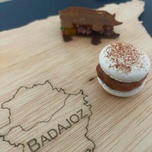 Pepón Nieto Instagram - Hoy en Badajoz he tenido el honor de inaugurar la barra del chef del Restaurante Dromo @dromo_bdjz de la mano del talentoso @juanma_dromo Un viaje gastronómico que no te puedes perder si estás en Extremadura. Esto es lo bueno de las giras, poder visitar a los amigos y disfrutar de la gastronomía y de la buena mano de gente tan enamorada de la cocina como JuanMa. Gracias por abrirnos tu casa y darnos gloria. ❤️