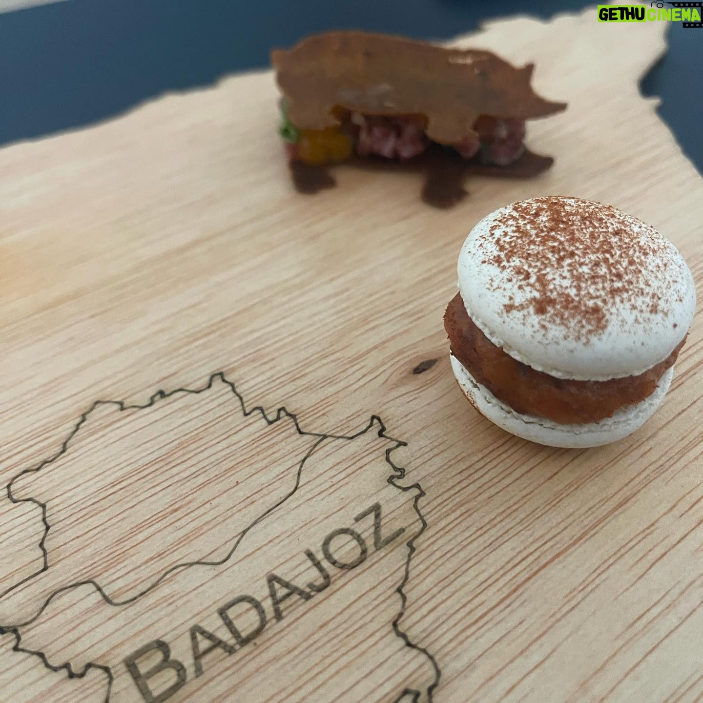 Pepón Nieto - 1.6K Likes - Hoy en Badajoz he tenido el honor de inaugurar la barra del chef del Restaurante Dromo @dromo_bdjz de la mano del talentoso @juanma_dromo Un viaje gastronómico que no te puedes perder si estás en Extremadura. Esto es lo bueno de las giras, poder visitar a los amigos y disfrutar de la gastronomía y de la buena mano de gente tan enamorada de la cocina como JuanMa. Gracias por abrirnos tu casa y darnos gloria. ❤️