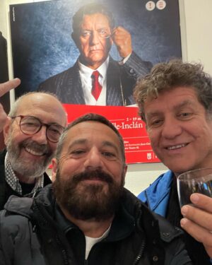 Pepón Nieto Instagram - Vaya recital de virtuosísmo nos regala @pedrocasablanc_ en el @teatroespanol_madrid Vayan, disfruten de Don Ramon Gomez de la Serna con su monóculo sin cristal y de Don Ramon María del Valle Inclán con su necesaria manquedad. Un placer también compartir la experiencia con el maravilloso @miguel_rellan ❤️