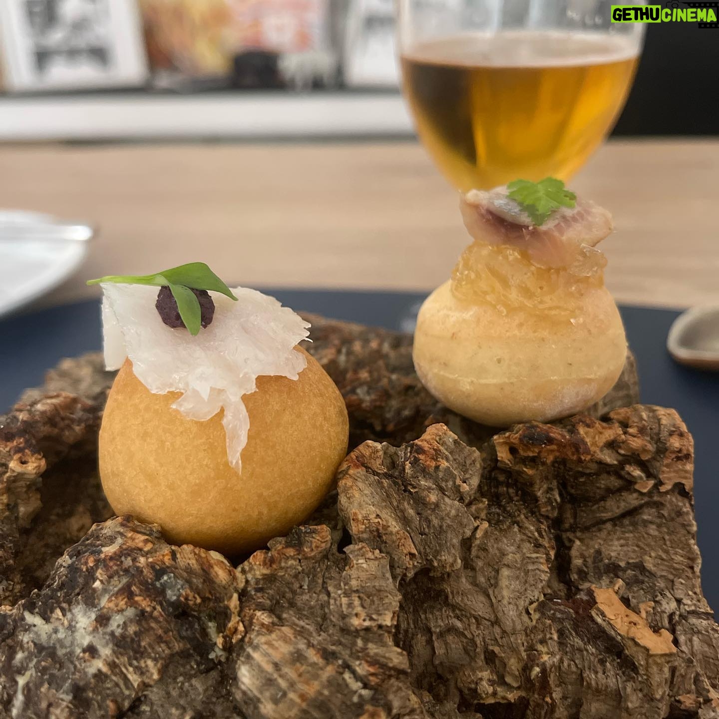 Pepón Nieto - 1.6K Likes - Hoy en Badajoz he tenido el honor de inaugurar la barra del chef del Restaurante Dromo @dromo_bdjz de la mano del talentoso @juanma_dromo Un viaje gastronómico que no te puedes perder si estás en Extremadura. Esto es lo bueno de las giras, poder visitar a los amigos y disfrutar de la gastronomía y de la buena mano de gente tan enamorada de la cocina como JuanMa. Gracias por abrirnos tu casa y darnos gloria. ❤️