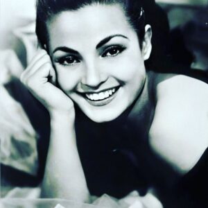 Pepón Nieto Instagram - Que pena cuando se van los artistas. Gracias por hacer más feliz la vida de este país. Por hacer lo que han hecho siempre los artistas grandes en este país. Poner luz a la oscuridad. Grande siempre Carmen Sevilla. ❤️