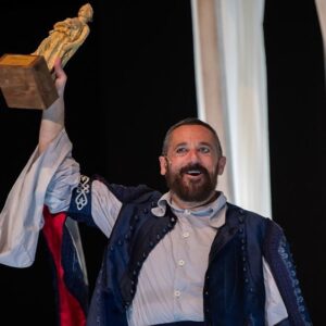 Pepón Nieto Instagram - Gracias al @festivalteatrosanjavier por concederme el premio de su 53 edición. Siempre es un regalo venir a su Festival. Gracias a Andres Lima @andres.lima.teatro por este bendito disparate que es LA COMEDIA DE LOS ERRORES. Gracias a mis compañeros @pagudo @fsotolopez_oficial @rulo_pardo @mravelain y @estebanngarrido por las risas, dentro y fuera del escenario. Gracias a @cimarroj al @festivaldemerida y a @pentacionespectaculos por acompañarme en el viaje. ❤️