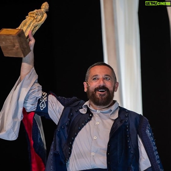 Pepón Nieto - 2.4K Likes - Gracias al @festivalteatrosanjavier por concederme el premio de su 53 edición. Siempre es un regalo venir a su Festival. Gracias a Andres Lima @andres.lima.teatro por este bendito disparate que es LA COMEDIA DE LOS ERRORES. Gracias a mis compañeros @pagudo @fsotolopez_oficial @rulo_pardo @mravelain y @estebanngarrido por las risas, dentro y fuera del escenario. Gracias a @cimarroj al @festivaldemerida y a @pentacionespectaculos por acompañarme en el viaje. ❤️