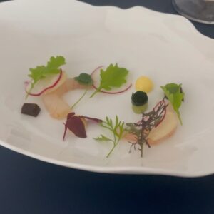 Pepón Nieto Instagram - Hoy en Badajoz he tenido el honor de inaugurar la barra del chef del Restaurante Dromo @dromo_bdjz de la mano del talentoso @juanma_dromo Un viaje gastronómico que no te puedes perder si estás en Extremadura. Esto es lo bueno de las giras, poder visitar a los amigos y disfrutar de la gastronomía y de la buena mano de gente tan enamorada de la cocina como JuanMa. Gracias por abrirnos tu casa y darnos gloria. ❤️