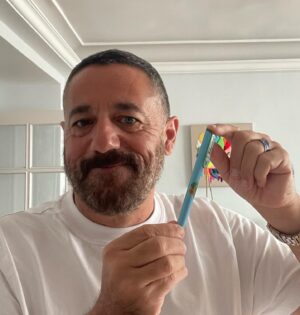 Pepón Nieto Instagram - COMO CADA AÑO, YO YA LO TENGO!!!
Desde hace 24 años, la campaña solidaria UN JUGUETE UNA ILUSIÓN que organizan RTVE y la Fundación Crecer Jugando, recuerda que el juego es uno de los derechos fundamentales de la infancia. Gracias al boli solidario, ya se han entregado 8 millones de juguetes a niños y niñas de 50 países, y además, juegos para ludotecas, hospitales, campos de refugiados y centros de acogida. El objetivo es que cualquier niño o niña, sea cual sea su situación, pueda crecer con un juguete, y por eso te pido que te sumes a la campaña y digas “ESTE BOLI, ME LO PIDO” el único boli que se convierte en juguetes para que ningún niño o niña se quede sin jugar. @unjuguete #unjugueteunailusion @balboacomunicacion.es