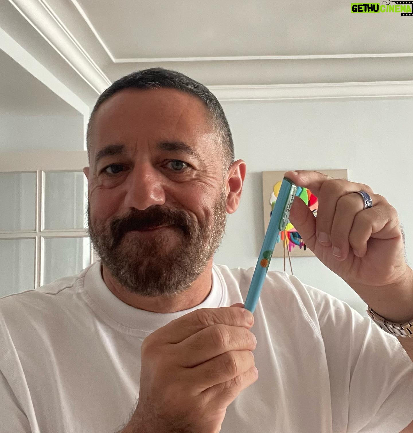 Pepón Nieto - 1.8K Likes - COMO CADA AÑO, YO YA LO TENGO!!!
Desde hace 24 años, la campaña solidaria UN JUGUETE UNA ILUSIÓN que organizan RTVE y la Fundación Crecer Jugando, recuerda que el juego es uno de los derechos fundamentales de la infancia. Gracias al boli solidario, ya se han entregado 8 millones de juguetes a niños y niñas de 50 países, y además, juegos para ludotecas, hospitales, campos de refugiados y centros de acogida. El objetivo es que cualquier niño o niña, sea cual sea su situación, pueda crecer con un juguete, y por eso te pido que te sumes a la campaña y digas “ESTE BOLI, ME LO PIDO” el único boli que se convierte en juguetes para que ningún niño o niña se quede sin jugar. @unjuguete #unjugueteunailusion @balboacomunicacion.es