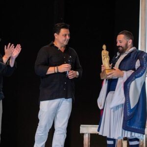 Pepón Nieto Instagram - Gracias al @festivalteatrosanjavier por concederme el premio de su 53 edición. Siempre es un regalo venir a su Festival. Gracias a Andres Lima @andres.lima.teatro por este bendito disparate que es LA COMEDIA DE LOS ERRORES. Gracias a mis compañeros @pagudo @fsotolopez_oficial @rulo_pardo @mravelain y @estebanngarrido por las risas, dentro y fuera del escenario. Gracias a @cimarroj al @festivaldemerida y a @pentacionespectaculos por acompañarme en el viaje. ❤️