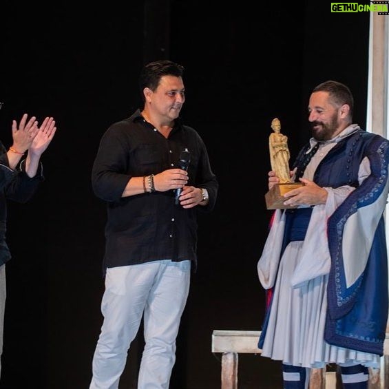 Pepón Nieto - 2.4K Likes - Gracias al @festivalteatrosanjavier por concederme el premio de su 53 edición. Siempre es un regalo venir a su Festival. Gracias a Andres Lima @andres.lima.teatro por este bendito disparate que es LA COMEDIA DE LOS ERRORES. Gracias a mis compañeros @pagudo @fsotolopez_oficial @rulo_pardo @mravelain y @estebanngarrido por las risas, dentro y fuera del escenario. Gracias a @cimarroj al @festivaldemerida y a @pentacionespectaculos por acompañarme en el viaje. ❤️
