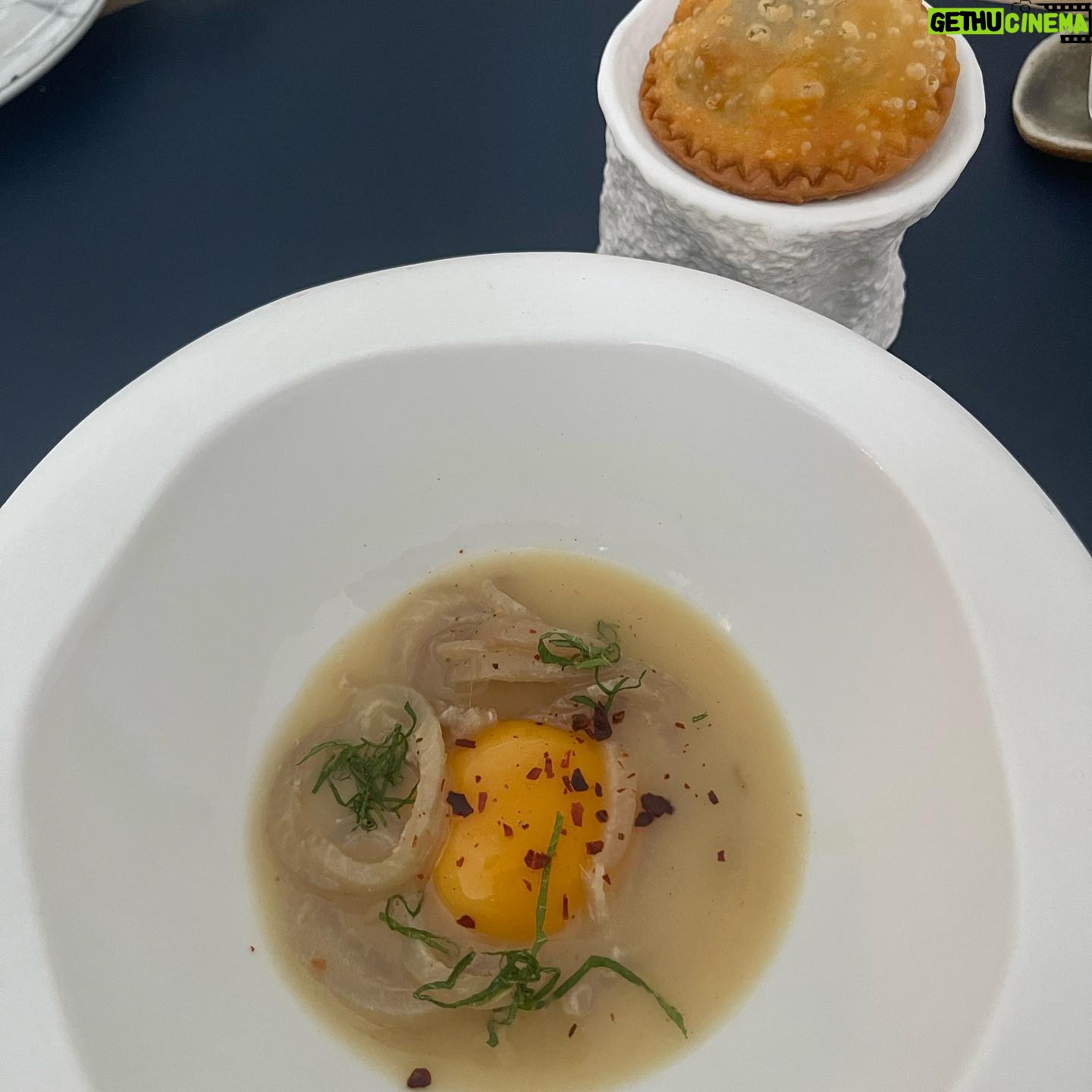 Pepón Nieto - 1.6K Likes - Hoy en Badajoz he tenido el honor de inaugurar la barra del chef del Restaurante Dromo @dromo_bdjz de la mano del talentoso @juanma_dromo Un viaje gastronómico que no te puedes perder si estás en Extremadura. Esto es lo bueno de las giras, poder visitar a los amigos y disfrutar de la gastronomía y de la buena mano de gente tan enamorada de la cocina como JuanMa. Gracias por abrirnos tu casa y darnos gloria. ❤️