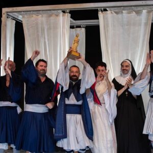 Pepón Nieto Instagram - Gracias al @festivalteatrosanjavier por concederme el premio de su 53 edición. Siempre es un regalo venir a su Festival. Gracias a Andres Lima @andres.lima.teatro por este bendito disparate que es LA COMEDIA DE LOS ERRORES. Gracias a mis compañeros @pagudo @fsotolopez_oficial @rulo_pardo @mravelain y @estebanngarrido por las risas, dentro y fuera del escenario. Gracias a @cimarroj al @festivaldemerida y a @pentacionespectaculos por acompañarme en el viaje. ❤️