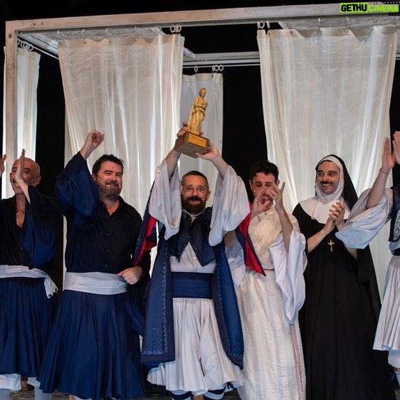 Pepón Nieto - 2.4K Likes - Gracias al @festivalteatrosanjavier por concederme el premio de su 53 edición. Siempre es un regalo venir a su Festival. Gracias a Andres Lima @andres.lima.teatro por este bendito disparate que es LA COMEDIA DE LOS ERRORES. Gracias a mis compañeros @pagudo @fsotolopez_oficial @rulo_pardo @mravelain y @estebanngarrido por las risas, dentro y fuera del escenario. Gracias a @cimarroj al @festivaldemerida y a @pentacionespectaculos por acompañarme en el viaje. ❤️