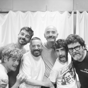 Pepón Nieto Instagram - EMPEZAMOS!!! Primer día de ensayo de LA COMEDIA DE LOS ERRORES de Shakespeare dirigidos por Andrés Lima @lima5853 con el mejor reparto que se pueda tener. Antonio Pagudo @pagudo Fernando Soto @fsotolopez_oficial Rulo Pardo @rulo_pardo Avelino Piedad @mravelain Esteban Garrido @estebanngarrido y un servidor. Estrenamos el 2 de Agosto en el @festivaldemerida y a partir de ahí, una gira que flipas. Nos vemos en los teatros!!! ❤️🎭❤️
