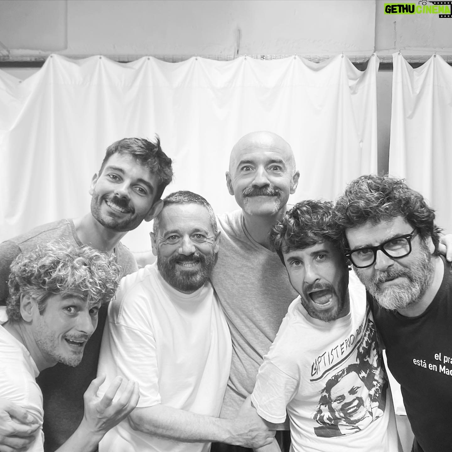 Pepón Nieto - 2.2K Likes - EMPEZAMOS!!! Primer día de ensayo de LA COMEDIA DE LOS ERRORES de Shakespeare dirigidos por Andrés Lima @lima5853 con el mejor reparto que se pueda tener. Antonio Pagudo @pagudo Fernando Soto @fsotolopez_oficial Rulo Pardo @rulo_pardo Avelino Piedad @mravelain Esteban Garrido @estebanngarrido y un servidor. Estrenamos el 2 de Agosto en el @festivaldemerida y a partir de ahí, una gira que flipas. Nos vemos en los teatros!!! ❤️🎭❤️