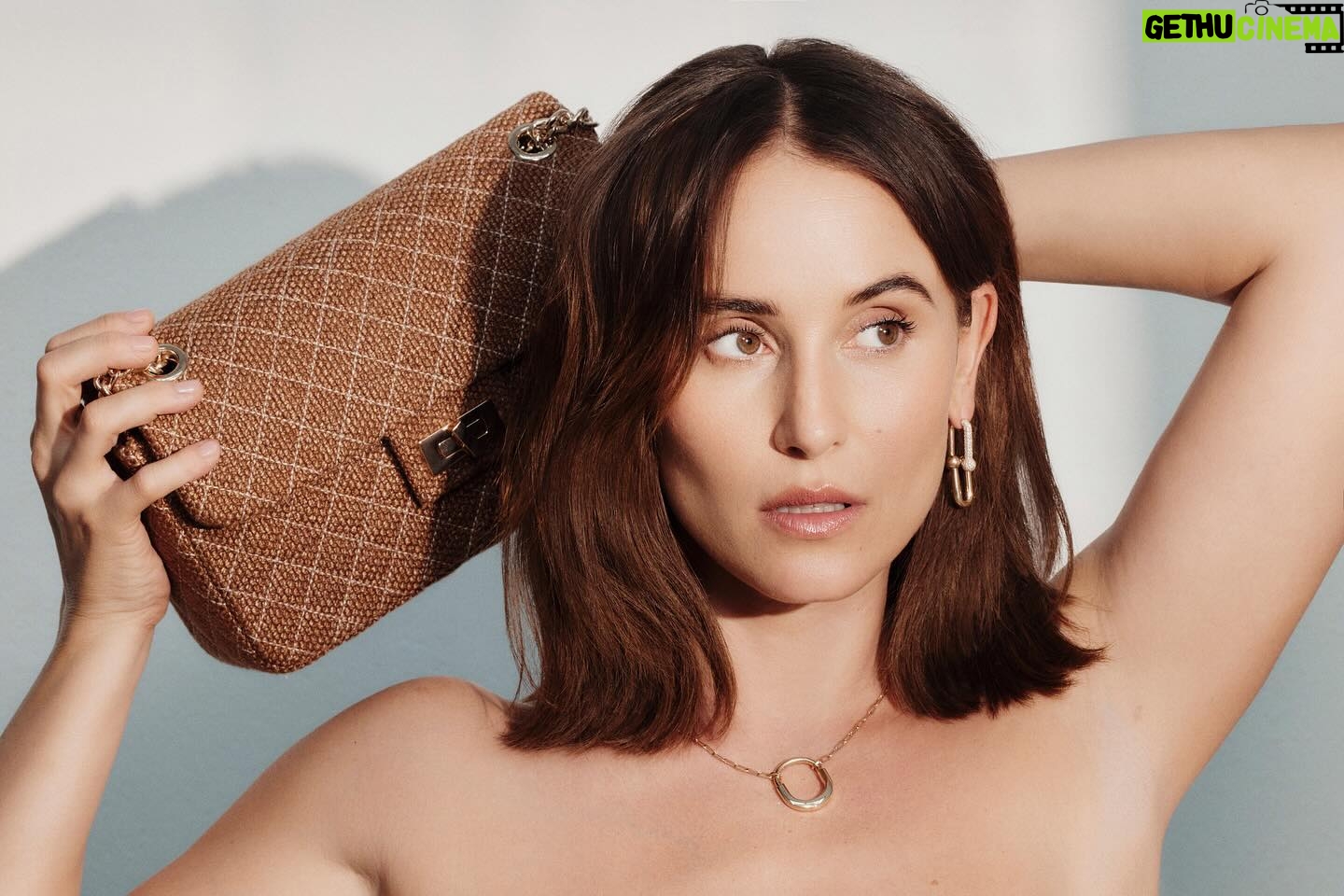 Peri Baumeister - 892 Likes - |||
| featured @bunte_magazin
| dressed fair fashion @sabrinaussmueller
| shot by @robinkater
| hair / make up @philippverheyen
| interview @crewdewig
| through @anke_koppe
| supported @malve_mgmt