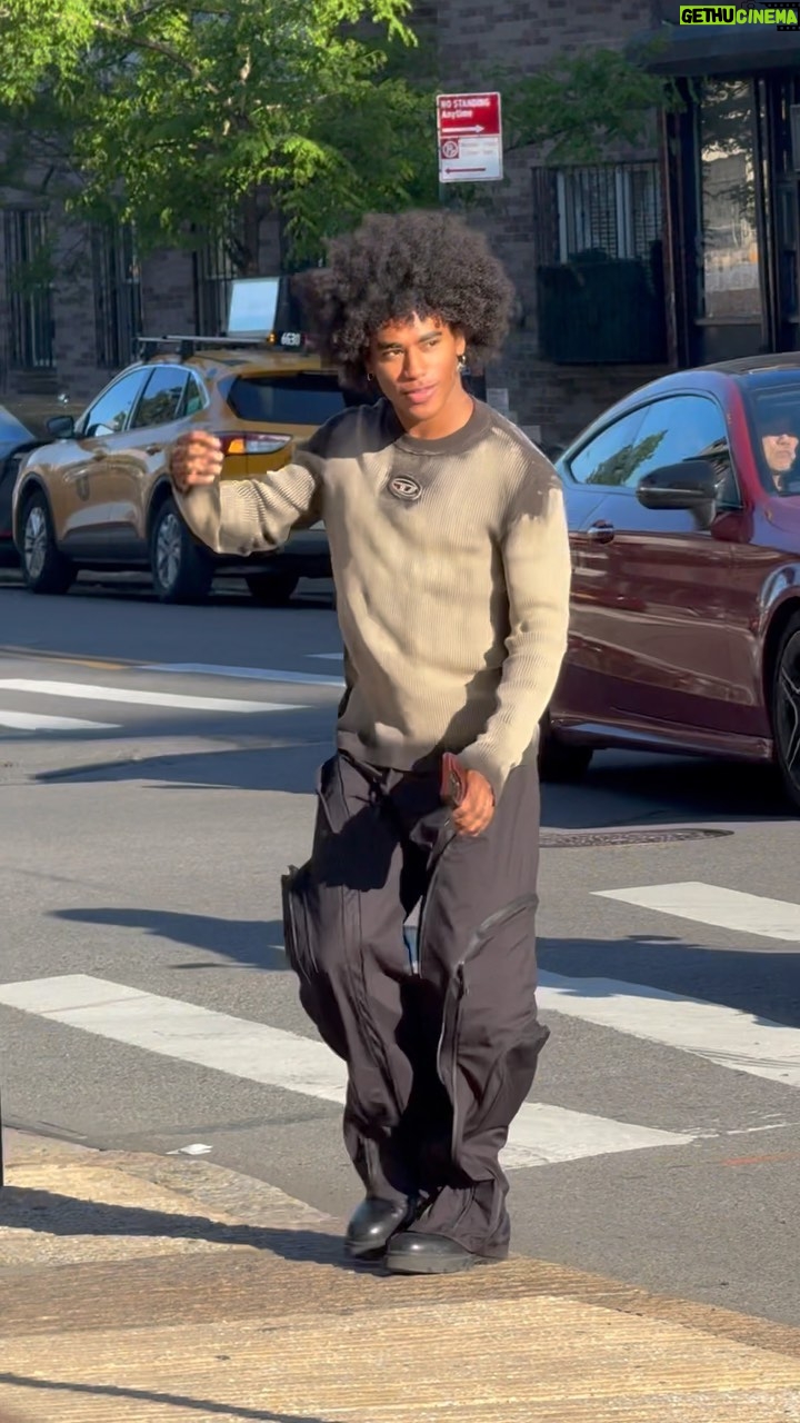 Perris Howard - 74.7K Likes - summer time in nyc is approaching‼️
styled by @miles.creates
sweater @diesel
pants @sachraga
