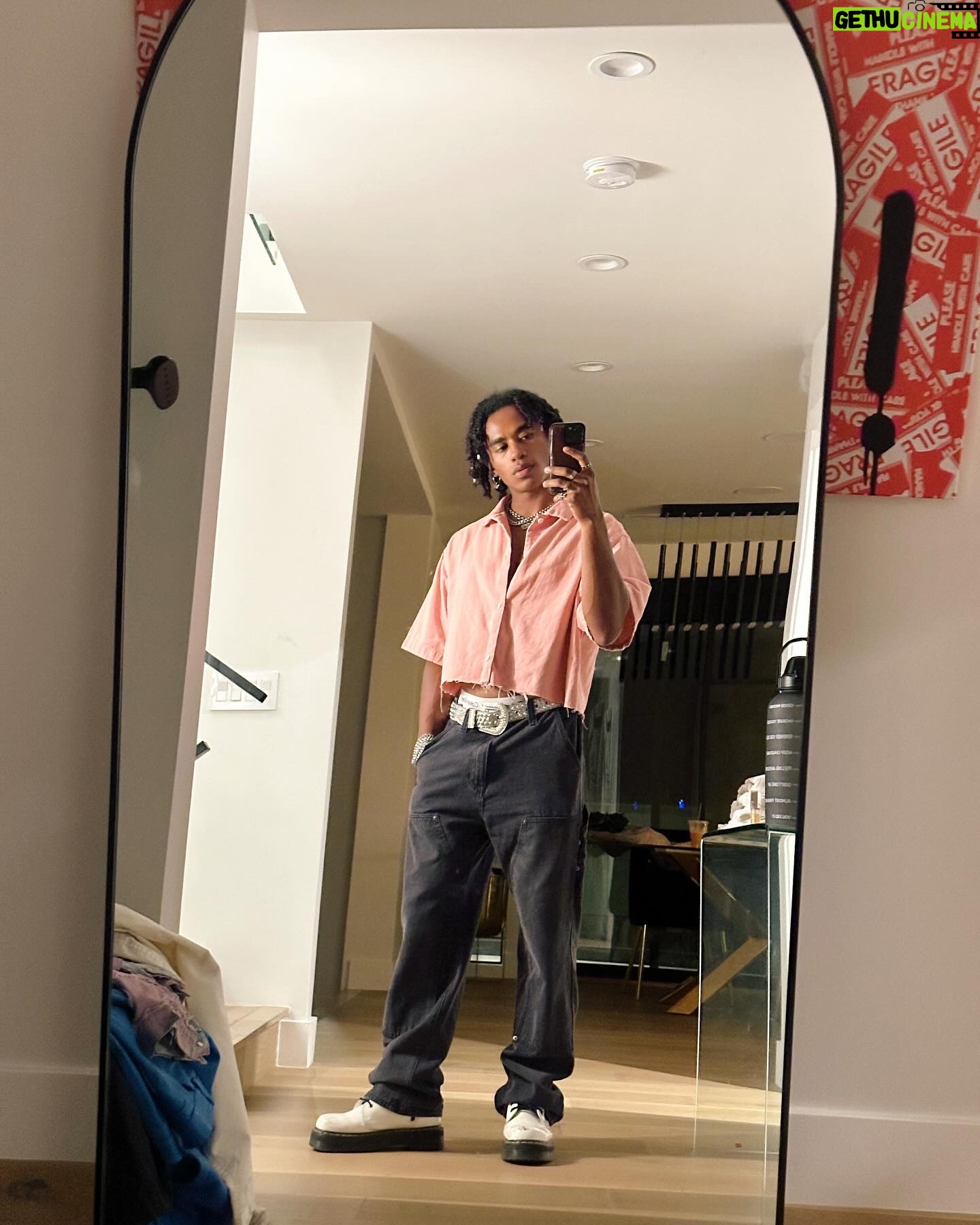 Perris Howard - 3 Likes - i’m literally looking at the man in the mirror