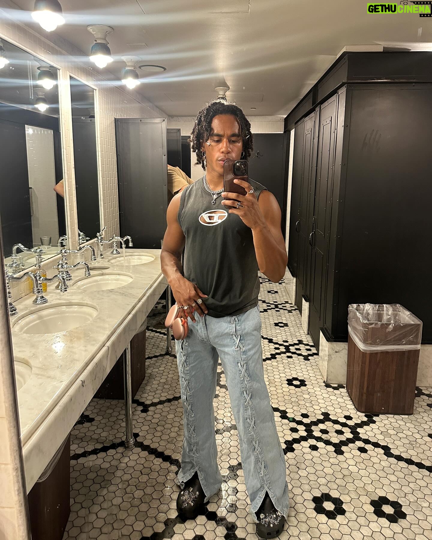 Perris Howard - 3 Likes - i’m literally looking at the man in the mirror