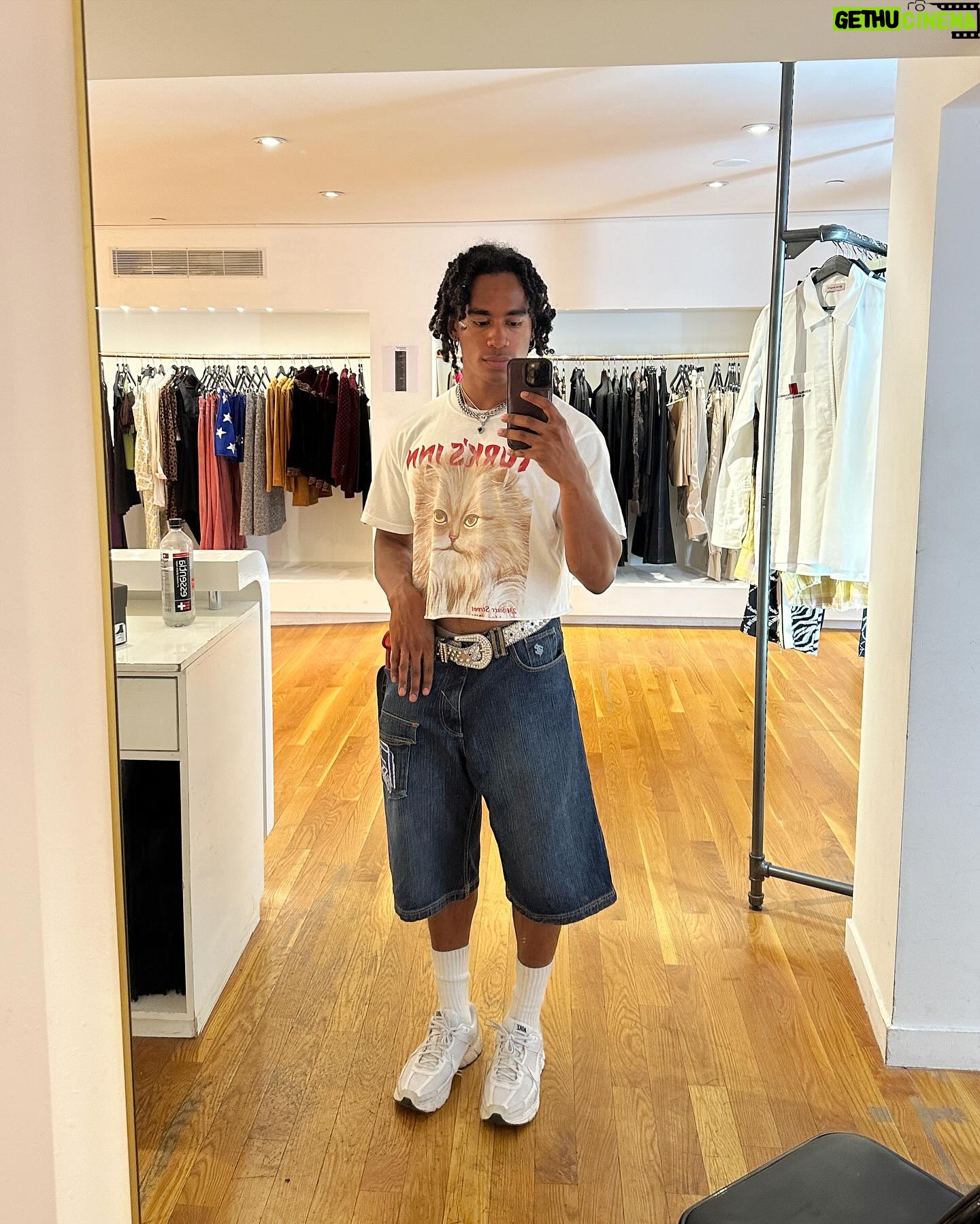 Perris Howard - 3 Likes - i’m literally looking at the man in the mirror