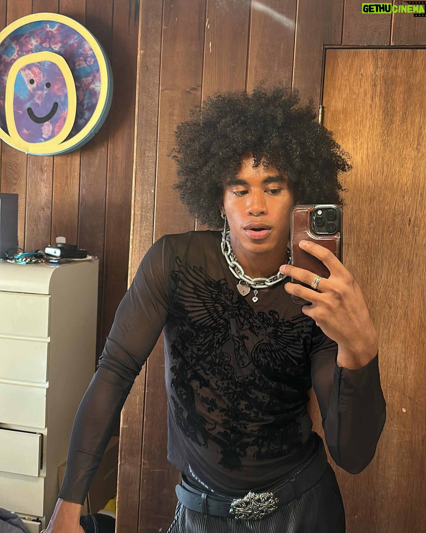 Perris Howard - 3 Likes - i’m literally looking at the man in the mirror