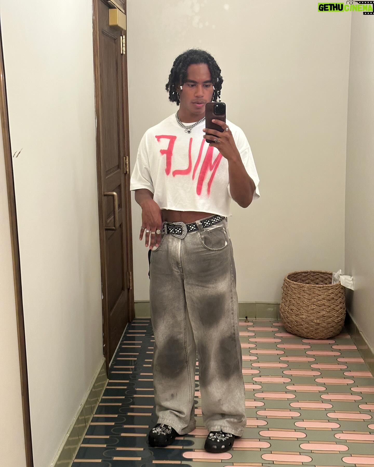 Perris Howard - 3 Likes - i’m literally looking at the man in the mirror