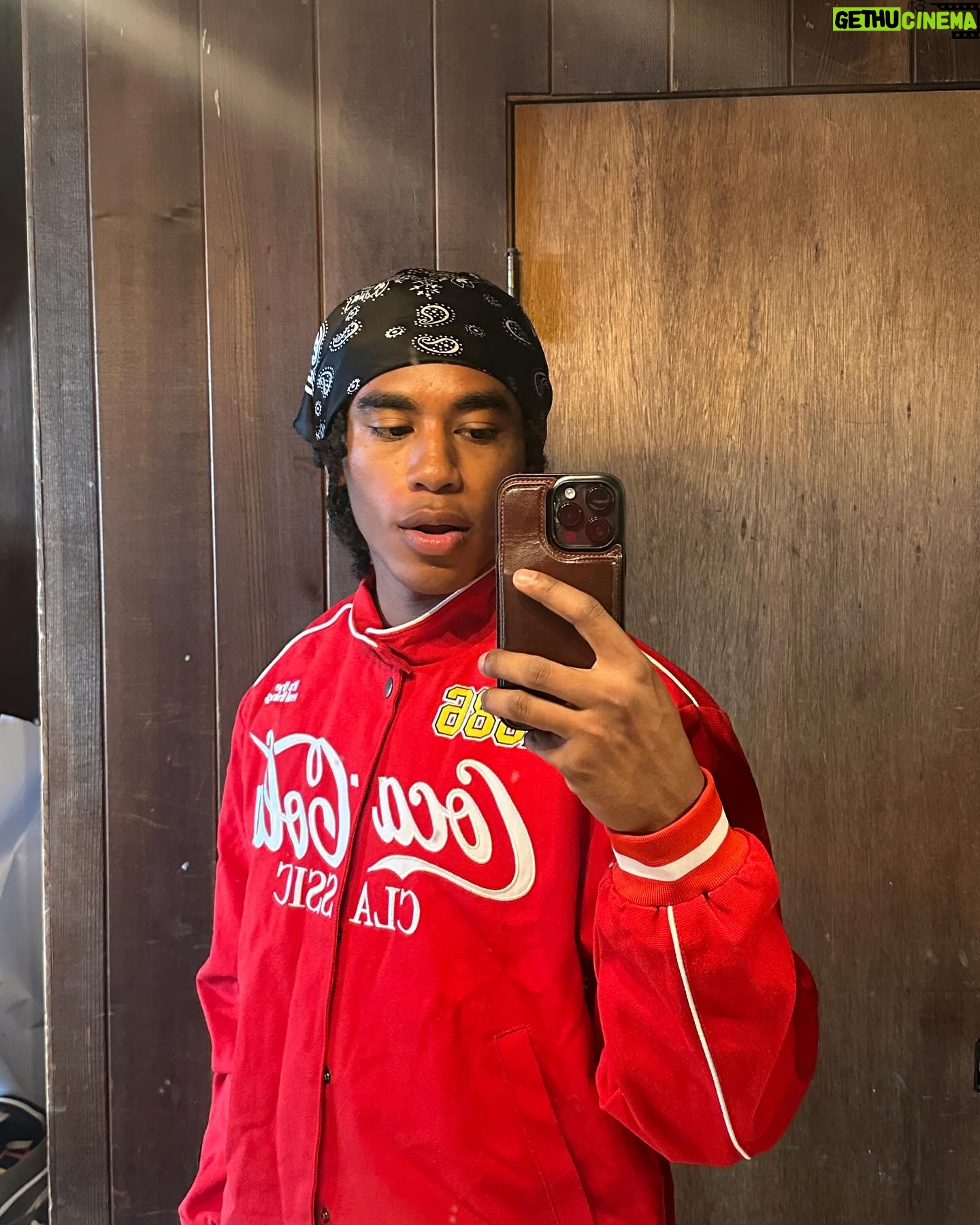 Perris Howard - 3 Likes - i’m literally looking at the man in the mirror