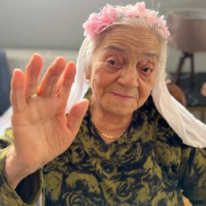Pervin Bağdat Instagram - Yaşamın şakalarla,kahkahalarla dolu bir neşe dalgasıydı; gidişin 1 Nisan'da gülemediğimiz tek şakan oldu..seni çok seviyorum babaannem; tontonum,pamuk Aytenim...bu ev,bu yaşam ,bu dünya sensiz nasıl katlanılır bir yer olacak hiç bilmiyorum..bizi bu kadar çok sevdiğin, tüm aykırı düşüncelerimizi bile savunup bizi hep yüreklendirdiğin, hep çok güldürdüğün ve aşıladığın yaşama sevinci için teşekkür ederim..vedaların en zoru, ayrılıkların en acısı, özlemlerin en derini senin adınla anılacak hep.çocukların, torunların en şanslısıydık.. söylenecek çok şey var.. birazdan seni koyduğumuz o soğuk çukura marteniçkamı bırakmak için yanına geleceğim..ama bil ki dnalarımda,kalbimin bütün odalarında,her günümde,her sevgi dolu anımda benimle olacaksın..
Elveda!