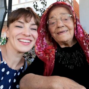 Pervin Bağdat Instagram - Yaşamın şakalarla,kahkahalarla dolu bir neşe dalgasıydı; gidişin 1 Nisan'da gülemediğimiz tek şakan oldu..seni çok seviyorum babaannem; tontonum,pamuk Aytenim...bu ev,bu yaşam ,bu dünya sensiz nasıl katlanılır bir yer olacak hiç bilmiyorum..bizi bu kadar çok sevdiğin, tüm aykırı düşüncelerimizi bile savunup bizi hep yüreklendirdiğin, hep çok güldürdüğün ve aşıladığın yaşama sevinci için teşekkür ederim..vedaların en zoru, ayrılıkların en acısı, özlemlerin en derini senin adınla anılacak hep.çocukların, torunların en şanslısıydık.. söylenecek çok şey var.. birazdan seni koyduğumuz o soğuk çukura marteniçkamı bırakmak için yanına geleceğim..ama bil ki dnalarımda,kalbimin bütün odalarında,her günümde,her sevgi dolu anımda benimle olacaksın..
Elveda!