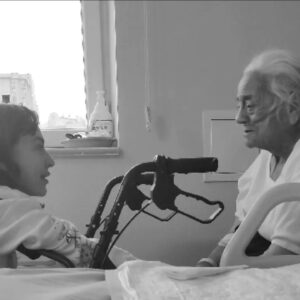 Pervin Bağdat Instagram - Yaşamın şakalarla,kahkahalarla dolu bir neşe dalgasıydı; gidişin 1 Nisan'da gülemediğimiz tek şakan oldu..seni çok seviyorum babaannem; tontonum,pamuk Aytenim...bu ev,bu yaşam ,bu dünya sensiz nasıl katlanılır bir yer olacak hiç bilmiyorum..bizi bu kadar çok sevdiğin, tüm aykırı düşüncelerimizi bile savunup bizi hep yüreklendirdiğin, hep çok güldürdüğün ve aşıladığın yaşama sevinci için teşekkür ederim..vedaların en zoru, ayrılıkların en acısı, özlemlerin en derini senin adınla anılacak hep.çocukların, torunların en şanslısıydık.. söylenecek çok şey var.. birazdan seni koyduğumuz o soğuk çukura marteniçkamı bırakmak için yanına geleceğim..ama bil ki dnalarımda,kalbimin bütün odalarında,her günümde,her sevgi dolu anımda benimle olacaksın..
Elveda!