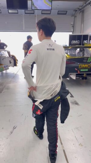 Pete Thongchua Instagram - 🇹🇭⚡️ Get set @rotor_thongchua in @superrace w/ @pttlubricants_motorsport #pttlubricants @amc_motorsports #rotor17 #rzracing #wearethai #thairacer