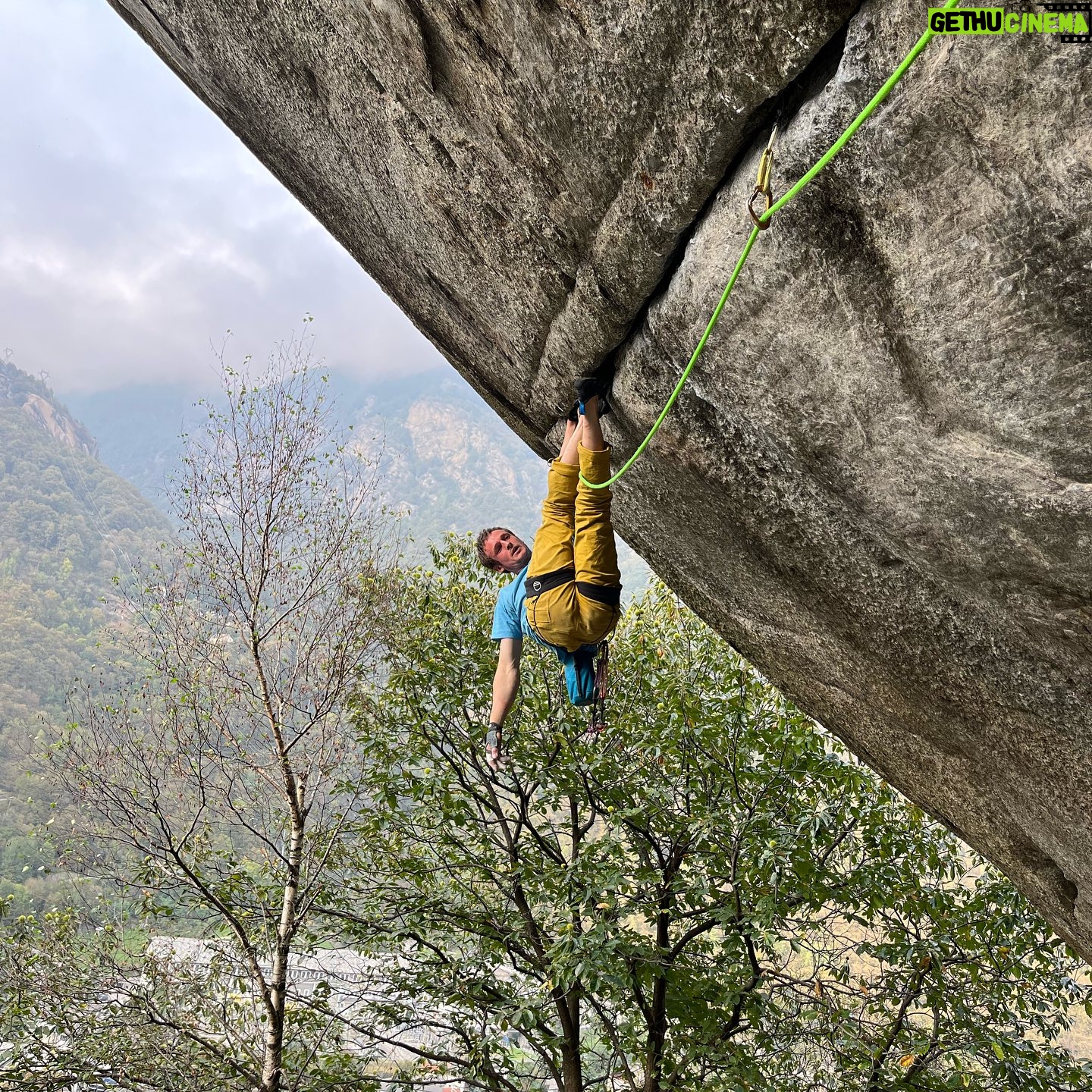 Pete Whittaker - 9.1K Likes - Second ascent(?) of Pura Pura (8c)
Randall's sit start to Greenspit. Links a sit start boulder into the famous trad line Greenspit. Pretty sure only @tompaulrandall would think of doing this š
but it makes for a good pumpy linkup if you're into that stuff. As you can tell from the colour of my face in the photo, I was working hard at the end š
@sterlingrope @patagonia_climb @wildcountry_official @unparallelup @wide_boyz
#crackclimbing #traddad #traddaddy