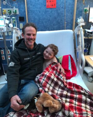 Peter Berg Instagram - Hey @lucasthorkelley thank you for hanging out with me tonight and showing me what courage and charm and being a straight up boss looks like.
Listen to your mom and dad cause they love you and let’s get back to work real soon! Your my guy!❤️ @bostonchildrens you guys are angels.