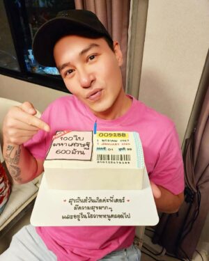 Peter Corp Dyrendal Instagram - ฉลองวันเกิดแบบเรียบง่าย 🎉🎉🎉 รวมญาติกินจุกกลับสามทุ่มครึ่ง นอนเร็วตื่นเช้าไปวัดถวายสังฆทาน ขอบคุณคนสวยที่จัดการให้ทุกอย่างครับ 🐱 #เค้กโดนใจ #น่ารักมาก