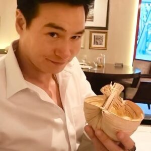 Peter Corp Dyrendal Instagram - เดท Theme ไทยๆ ดูหนังไทย ทานอาหารไทย แต่ลืมใส่สไบครับ 😜 #อนงค์ #เฮลโลคิตตี้
