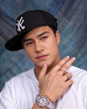 Peter Corp Dyrendal Instagram - แล้ววัยรุ่นก็มา 😎 #yearbook #ขอเล่นกับเค้าบ้าง