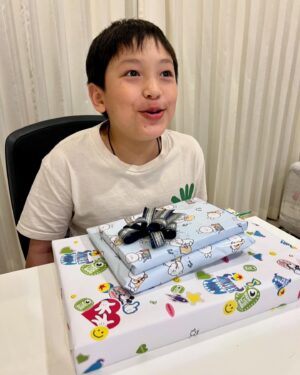 Peter Corp Dyrendal Instagram - สุขสันต์วันเกิดย้อนหลังครับลูก ขอให้สมปรารถนาทุกสิ่งอย่างเลยครับ 10 ขวบแล้วเวลาผ่านไปเร็วจัง 🎉🎉🎉❤️❤️❤️ กว่าจะได้เจอกันนะ คืนนี้จะนอนกอดแน่นๆ #dyrendal