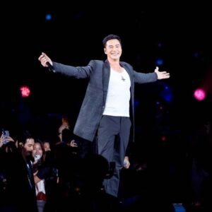 Peter Corp Dyrendal Instagram - ก็รักที่จะร้องเพลงไงครับ 🎤🎼🎹 ขอบคุณทุกคนสำหรับเสียงกรี๊ดให้กำลังใจครับผม 🙏🙏🙏 อยากจะถามความคิดเห็นทุกคนว่าผมควรจะทำซิงเกิ้ลใหม่ดีไหมครับ ❤️❤️❤️ กดปุ่ม Vote ข้างล่างนี้เลยครับ 👇👇👇