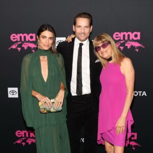 Peter Facinelli Instagram - Happy Family reunion on the red carpet for the EMA awards. So proud of @nikkireed for her winning an award for her environmental work, and so happy to see @catherinehardwicke who truly never ages. ❤️ Was a magical inspiring evening bringing awareness to coming together to help save our beautiful planet. 
#environmentalmediaassociation
